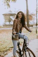 jonge vrouw fietst op herfstdag foto