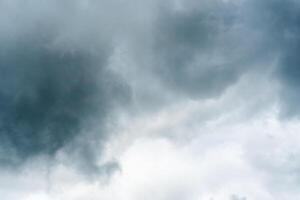 donker dramatisch storm cumulus wolken in herfst. een dreigend storm, orkaan of onweersbui. slecht het weer. foto