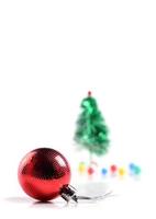 kerstversiering kerstbal en ornamenten met de tak van de kerstboom foto