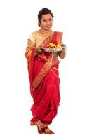 mooie Indiase vrouw met bloem thali foto