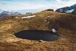 noorwegen bergen en landschappen op de eilanden lofoten. natuurlijk scandinavisch landschap. plaats voor tekst of reclame foto