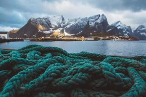 nationaal touw op een pier op de achtergrond van bergen en landschappen op de lofoten-eilanden. plaats voor tekst of reclame foto