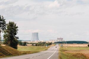 de weg leidend naar de nucleair macht fabriek in de ostrovets wijk.de weg naar de nucleair macht plant.wit-rusland foto