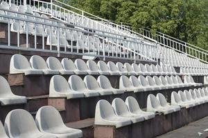 grijze stoelen op de tribunes van de arena. foto