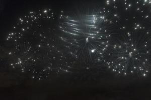 vuurwerk in de nachtelijke hemel op een vakantie. foto