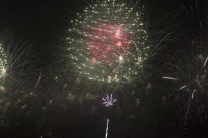 vuurwerk in de nachtelijke hemel op een vakantie. foto