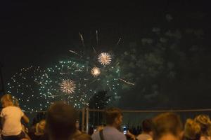 vuurwerk in de nachtelijke hemel op een vakantie. foto