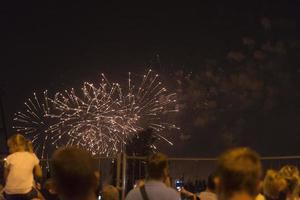 vuurwerk in de nachtelijke hemel op een vakantie. foto