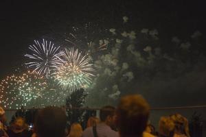 vuurwerk in de nachtelijke hemel op een vakantie. foto