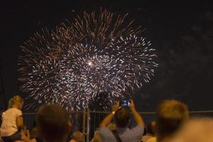 vuurwerk in de nachtelijke hemel op een vakantie. foto