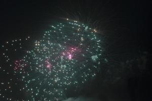 vuurwerk in de nachtelijke hemel op een vakantie. foto