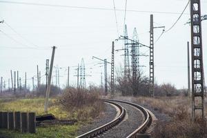 spoorrails, rails, dwarsliggers, treinrails. spoorlijn. stalen dwarsliggers, gebogen vorm. keer per spoor foto