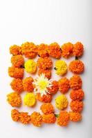 goudsbloem bloem rangoli ontwerp met olielampen voor diwali festival. foto