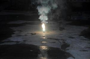 vuurwerk wordt aangestoken om het nieuwe jaar en nieuwe hoop te verwelkomen foto