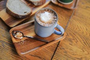 selectieve focus op creany latte-koffie met biologisch brood voor gezond drinken en eten foto