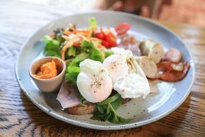 Egg Benedict-menu voor de gezondheidszorg eten tijdens het ontbijt of de lunch in het dagelijks leven foto