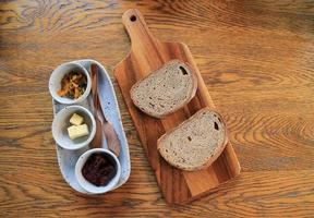 bovenaanzicht van biologisch vers brood met jam voor gezond eten in het dagelijks leven foto