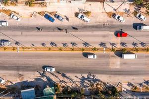 luchtfoto van het kruispunt van de straat met auto's die over de weg rijden. foto