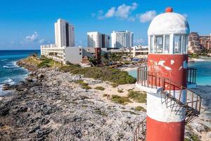 luchtfoto van de vuurtoren van Punta Cancun foto