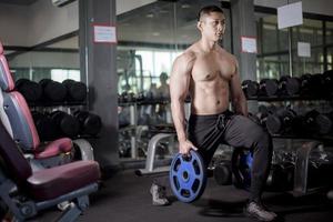 een fitnessman traint in de sportschool foto
