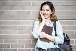 gelukkige jonge Aziatische universiteitsstudent. foto