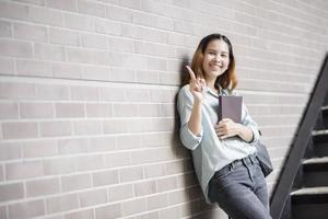 gelukkige jonge Aziatische universiteitsstudent. foto