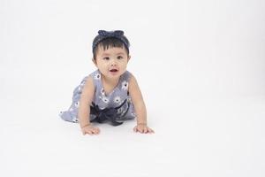 schattig Aziatisch babymeisje is portret op witte achtergrond foto