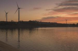 een achtergrond van windturbines bij zonsondergang. foto