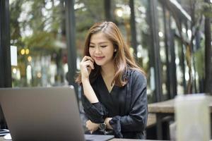 slimme Aziatische vrouw werkt met laptopcomputer