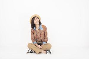 mooie jonge aziatische toeristenvrouw gelukkig op witte studio als achtergrond foto