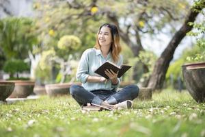 gelukkige jonge Aziatische universiteitsstudent. foto