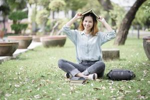 gelukkige jonge Aziatische universiteitsstudent. foto