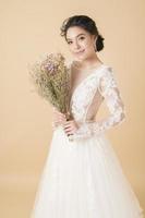 mooie bruid in prachtige couture jurk foto