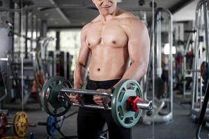 close-up gespierde man is oefening in fitness gym foto