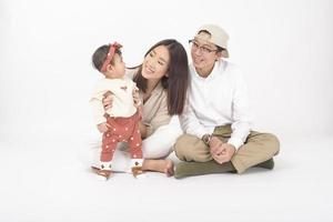 gelukkige Aziatische familie op witte achtergrond