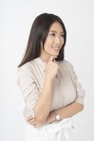 aantrekkelijk aziatisch vrouwenportret op witte achtergrond foto