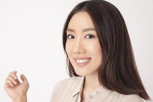 close-up van aziatische vrouw met mooie tanden op witte achtergrond