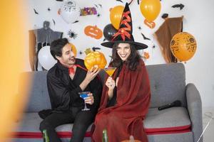 gelukkig paar liefde in kostuums en make-up op een viering van halloween foto