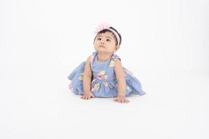 schattig Aziatisch babymeisje is portret op witte achtergrond