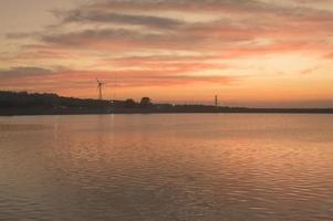 een achtergrond van windturbines bij zonsondergang. foto