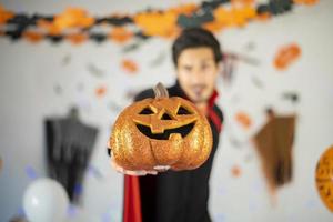 gelukkig paar liefde in kostuums en make-up op een viering van halloween foto