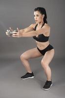 mooie fitness bodybuilder vrouw in studio foto