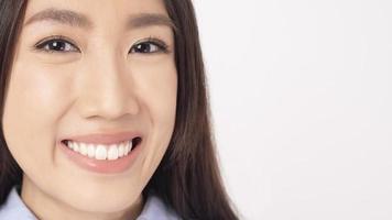 close-up van aziatische vrouw met mooie tanden op witte achtergrond foto