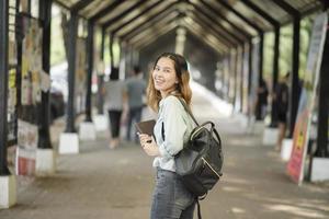 gelukkige jonge Aziatische universiteitsstudent. foto