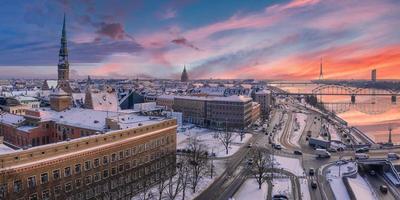 panoramisch uitzicht op de oude stad van riga tijdens zonnige winterdag, letland foto