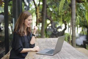 Aziatische zakenvrouw is blij met haar baan foto