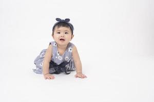 schattig Aziatisch babymeisje is portret op witte achtergrond