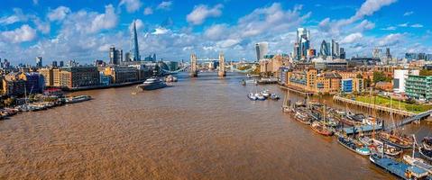 luchtfoto panoramisch stadsgezicht uitzicht op de London Tower Bridge foto