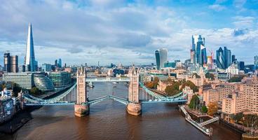 Luchtpanorama van de London Tower Bridge en de rivier de Theems, Engeland, Verenigd Koninkrijk.