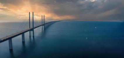 panoramisch luchtfoto van de oresundsbron-brug tussen denemarken en zweden. oresund brug uitzicht bij zonsondergang foto